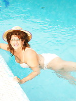 This large housewife receives nasty at the pool